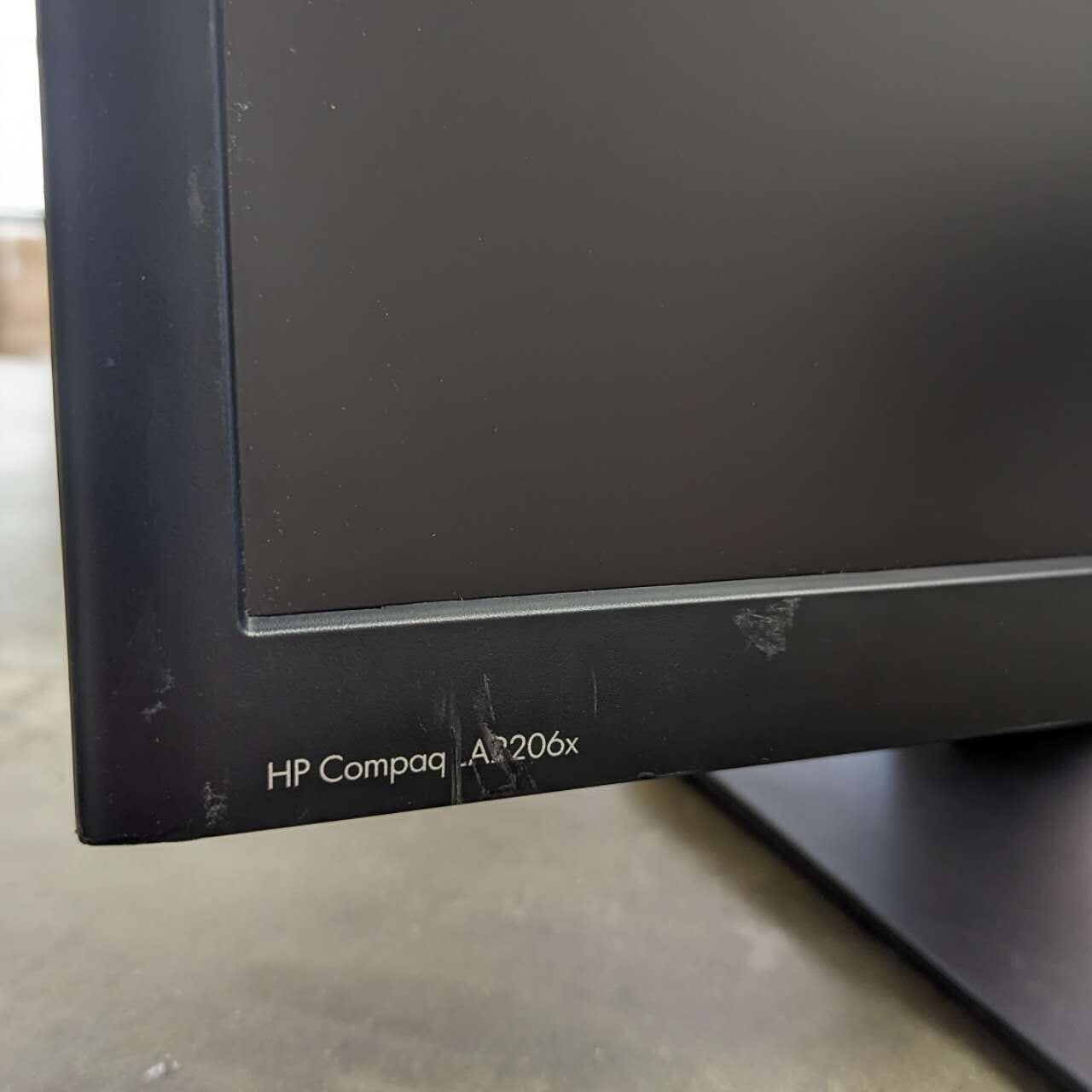 HP LA2206x 21.5" FHD LED LCD Monitor 1920 x 1080 VGA DVI DP USB Hub