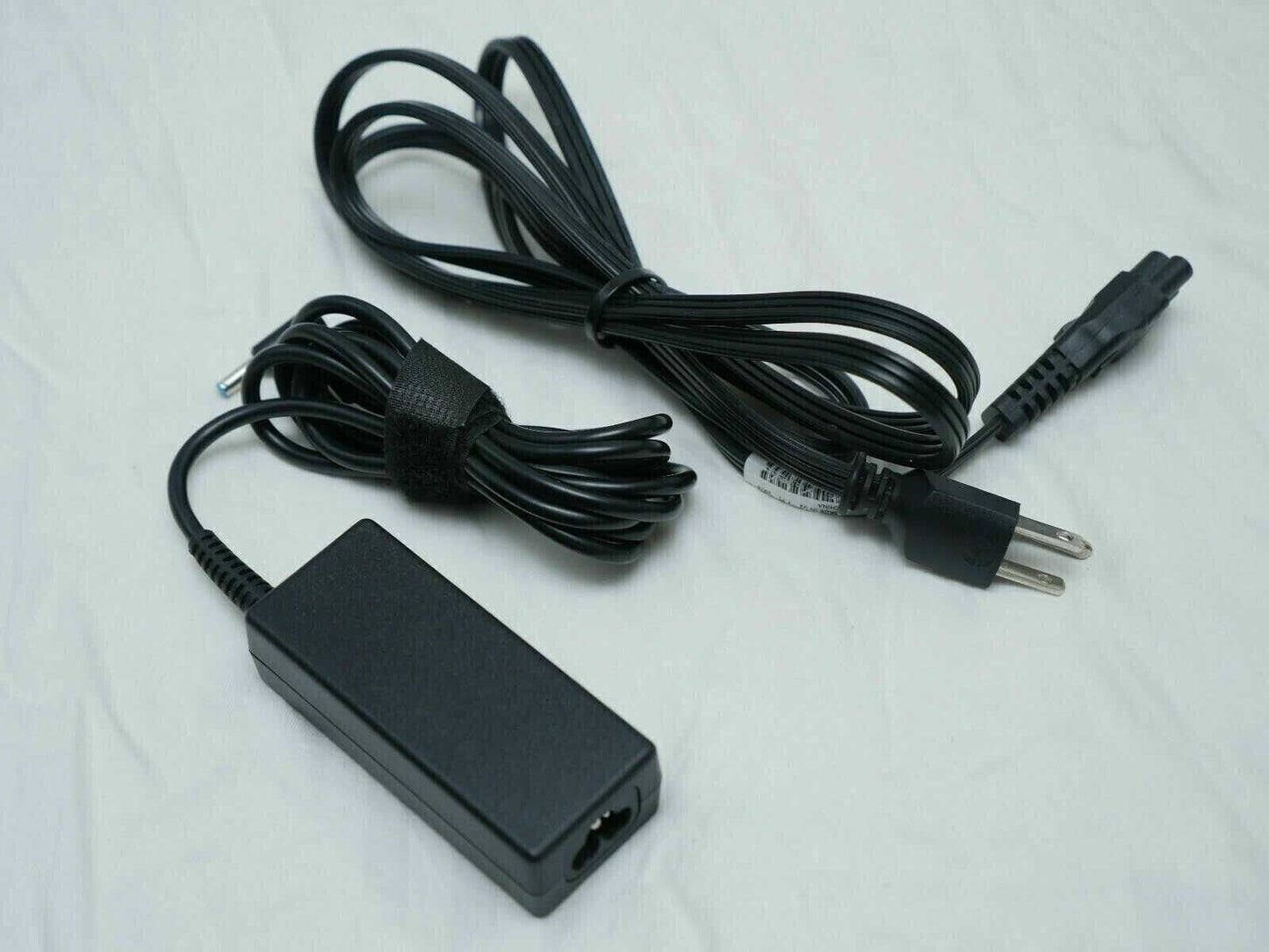 Genuine HP laptop AC Adapter Power Supply charger 19.5V 45W blue tip 741727-001