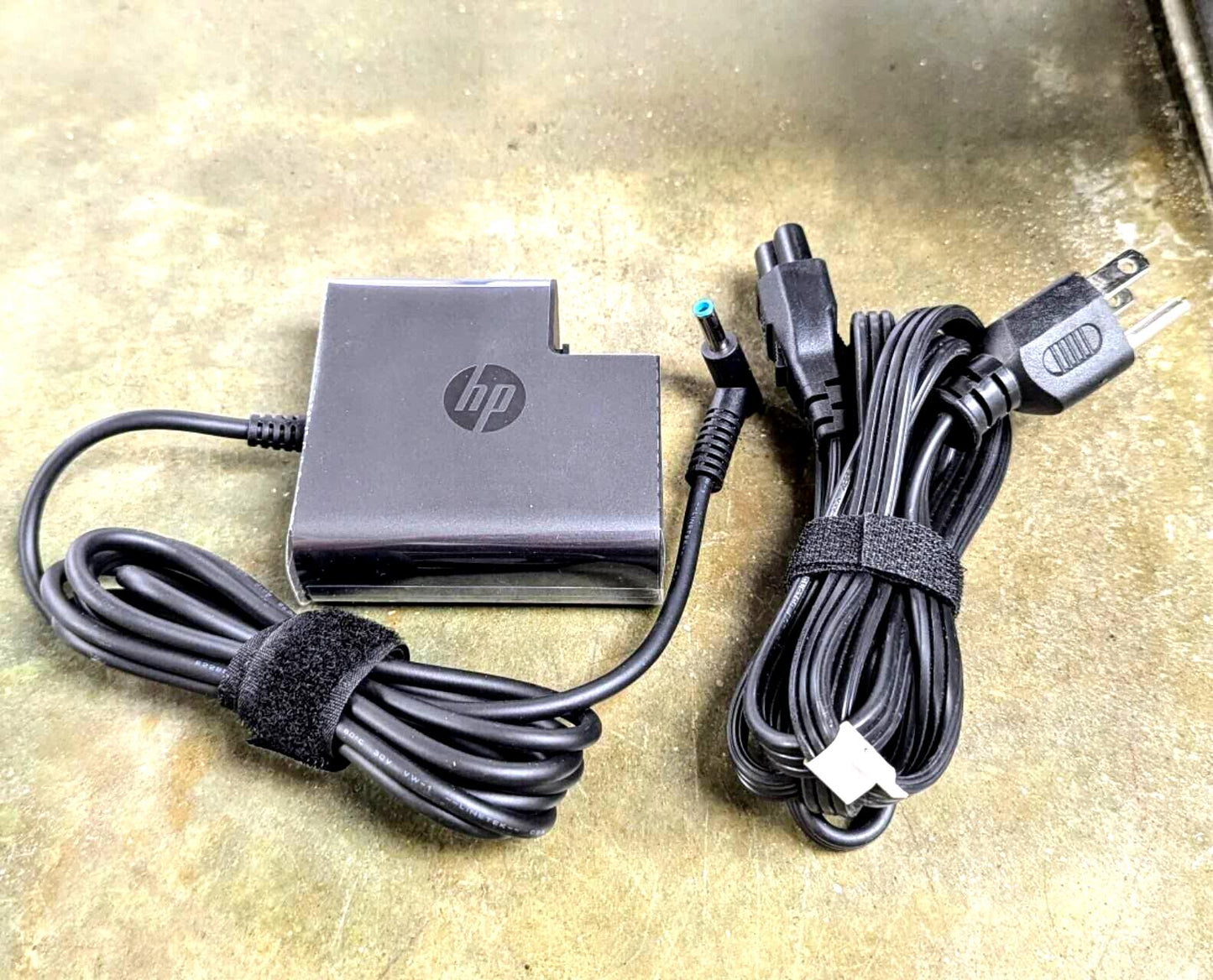 Genuine 65W HP AC Adapter Charger blue tip 19.5V Pavilion 853605-001 TPN-LA05