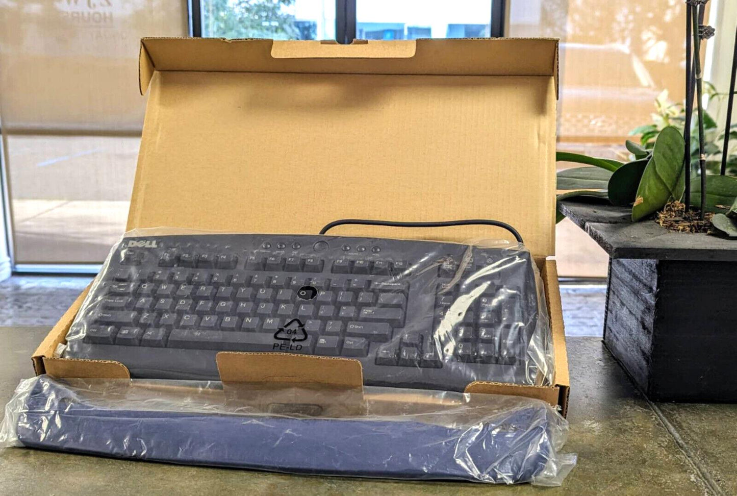 Lot of 10 New in box Genuine Dell USB Keyboard KU-9985 w/ Palm Rest