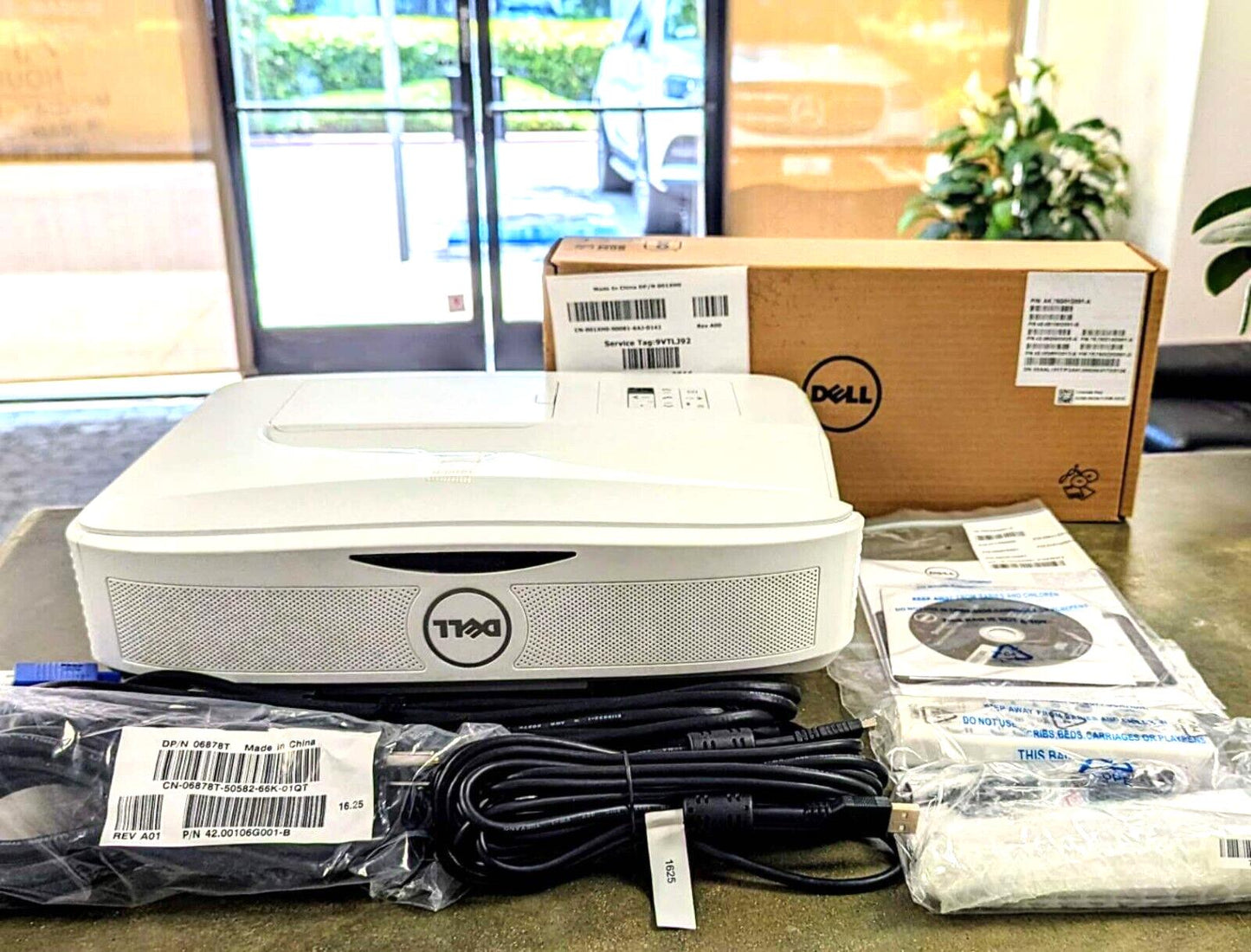 New Dell S560P UST Ultra Short Throw DLP Projector - FHD 1080P 3400 ANSI LUMENS