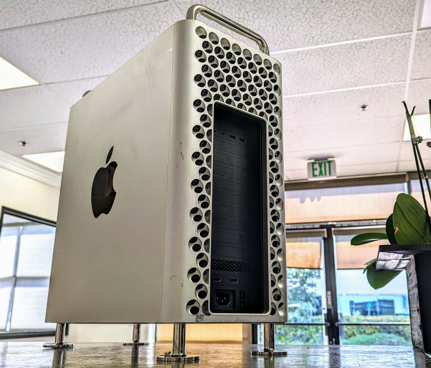 APPLE MAC PRO A1991 24 CORE Intel XEON W 96GB RAM 2TB SSD RADEON PRO 580X 8GB